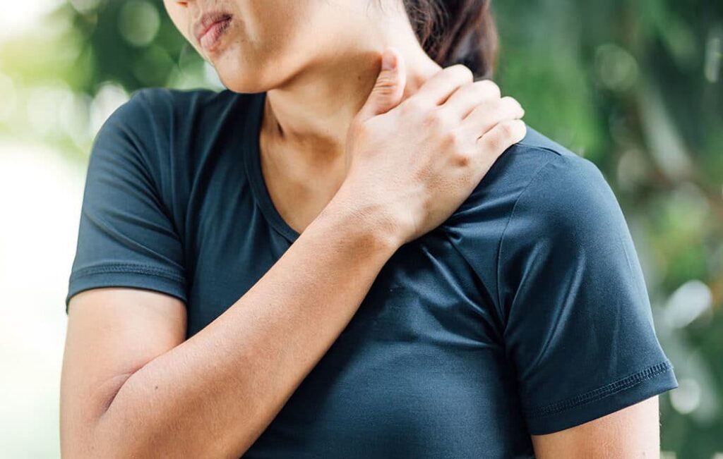 woman with shoulder pain