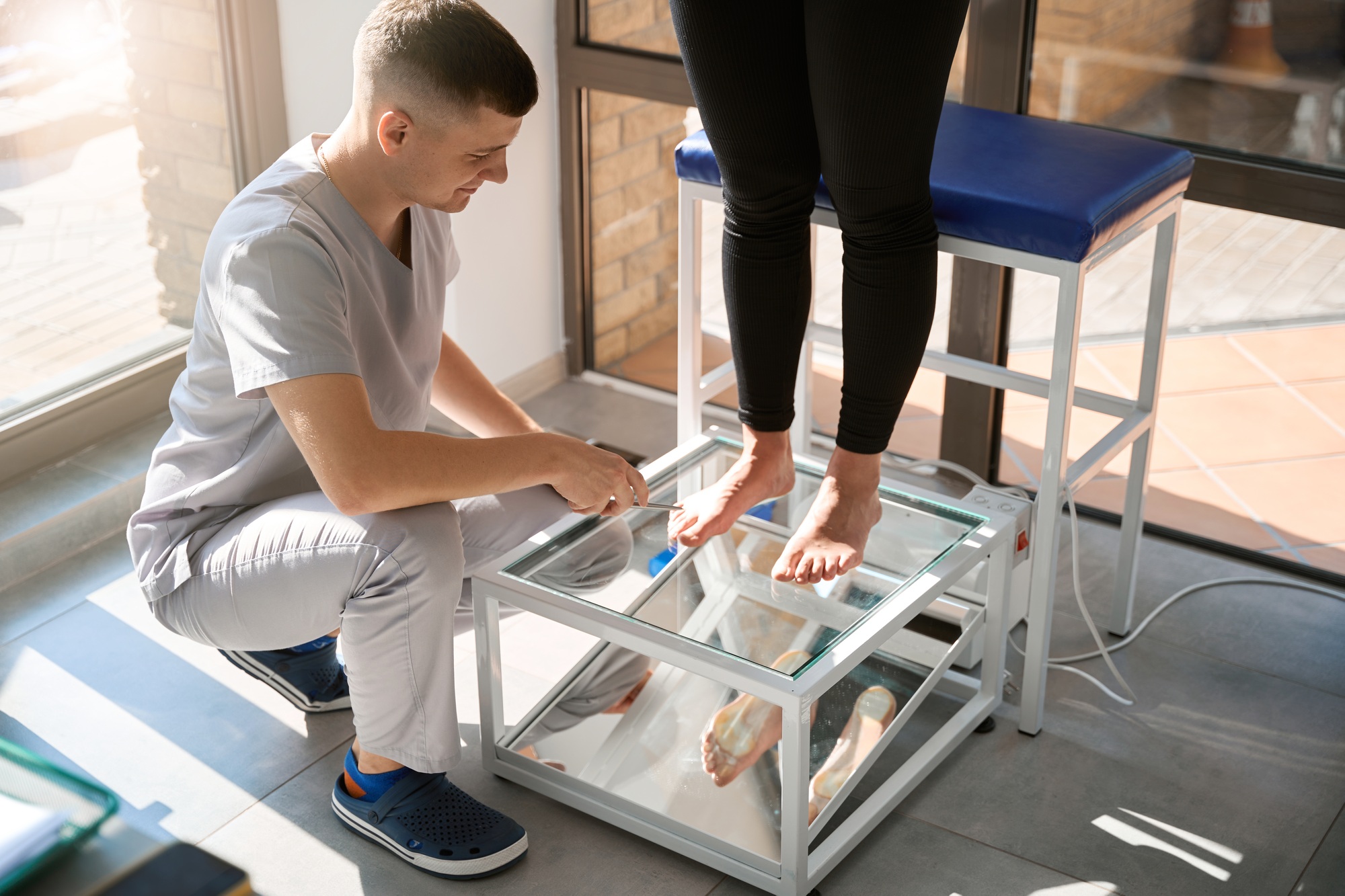 Flat Feet - Specialist performs a plantoscopy procedure to determine flat feet